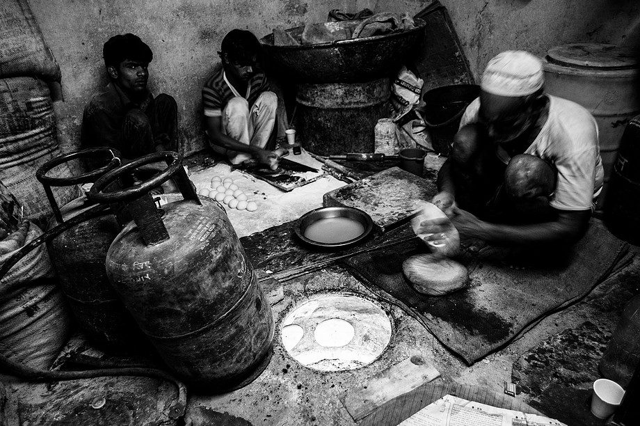 Produkcja chlebków chapati w piecu tandoori, New Delhi (Indie. Dzień jak co dzień.)